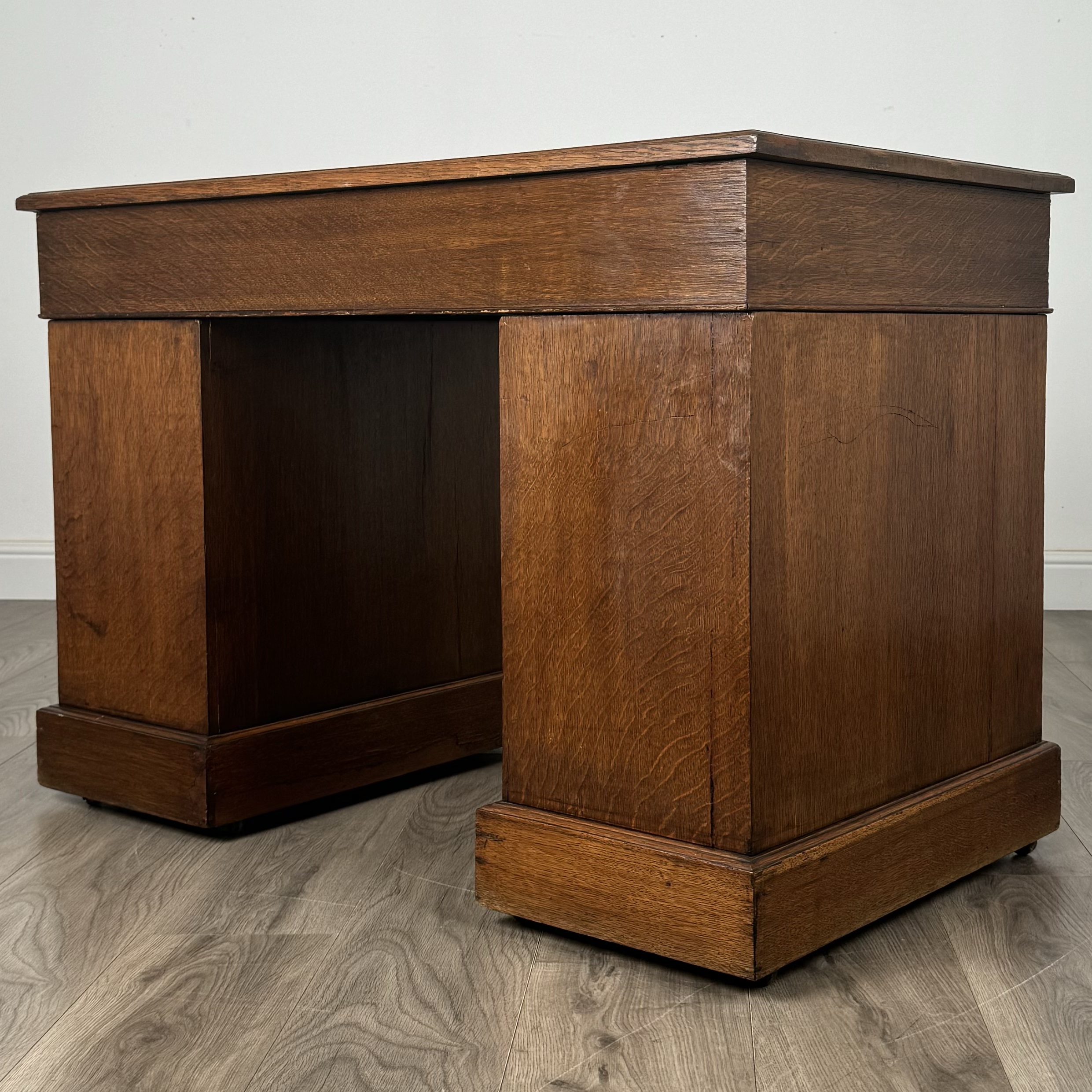 Antique 20th Century Pedestal Desk In Walnut
