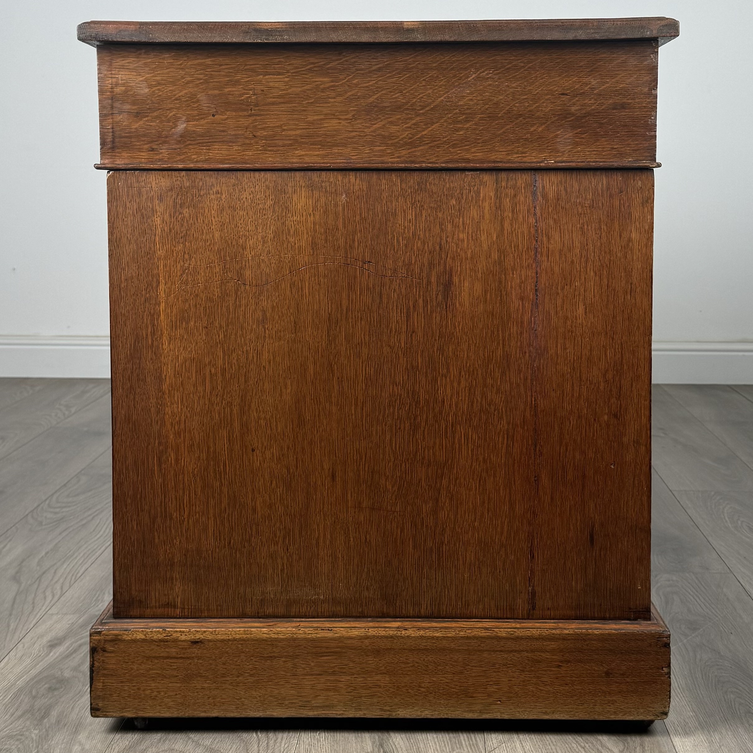 Antique 20th Century Pedestal Desk In Walnut