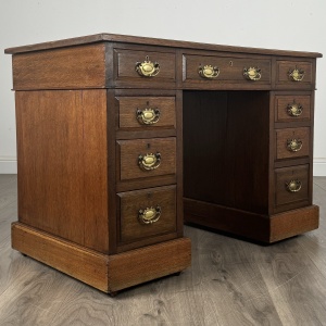 Antique 20th Century Pedestal Desk In Walnut