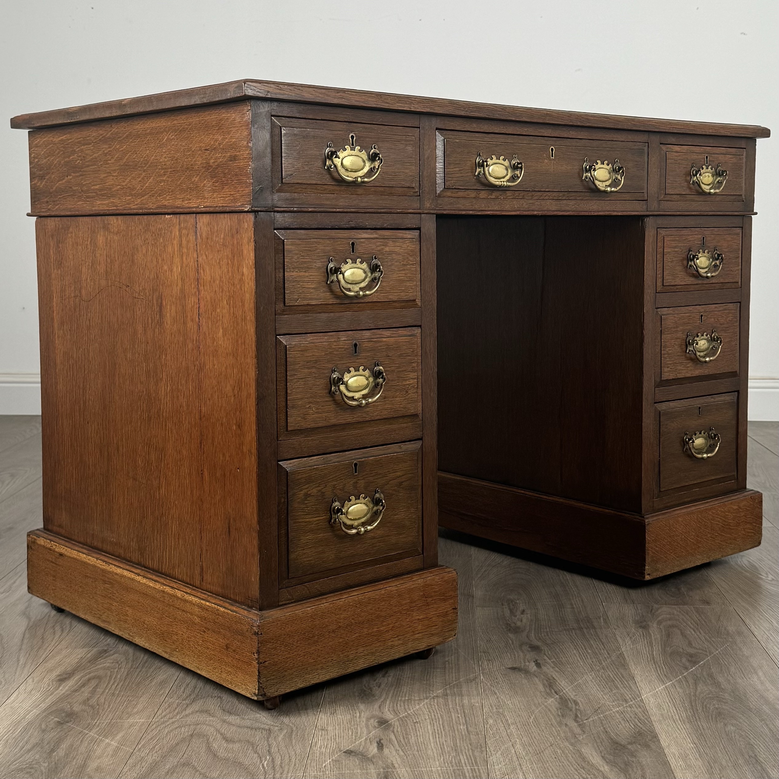 Antique 20th Century Pedestal Desk In Walnut