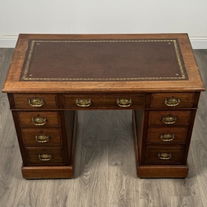 Antique 20th Century Pedestal Desk In Walnut
