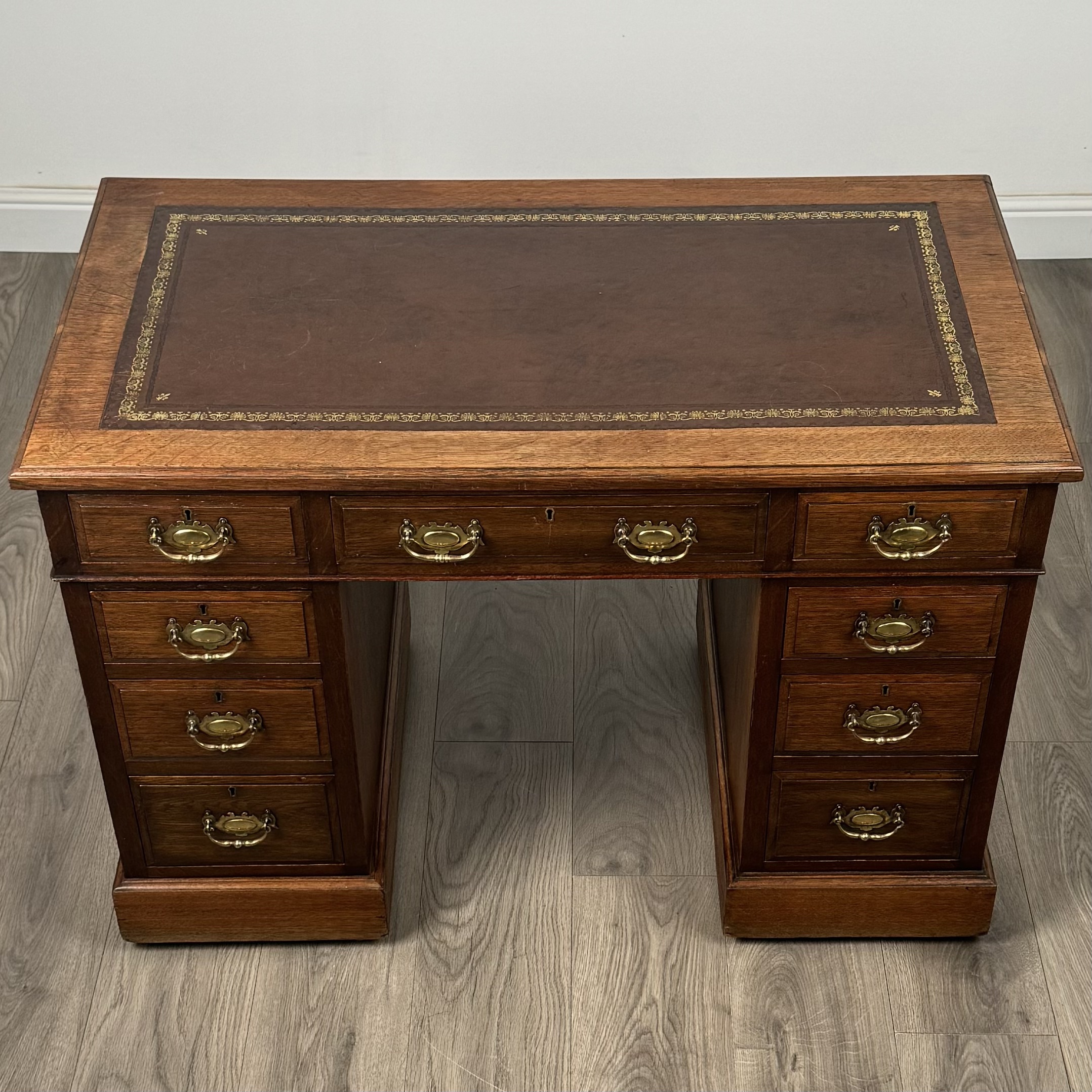 Antique 20th Century Pedestal Desk In Walnut
