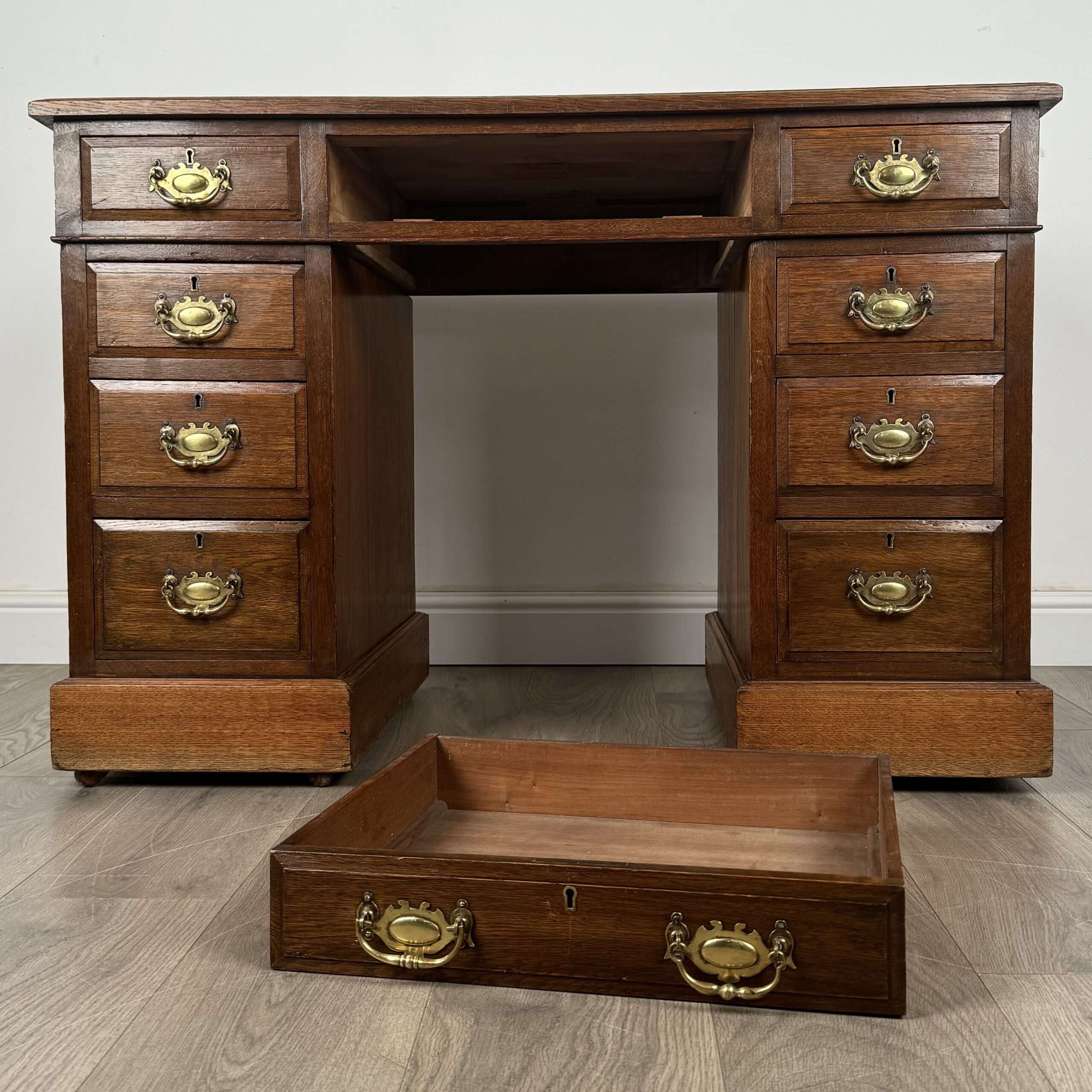 Antique 20th Century Pedestal Desk In Walnut