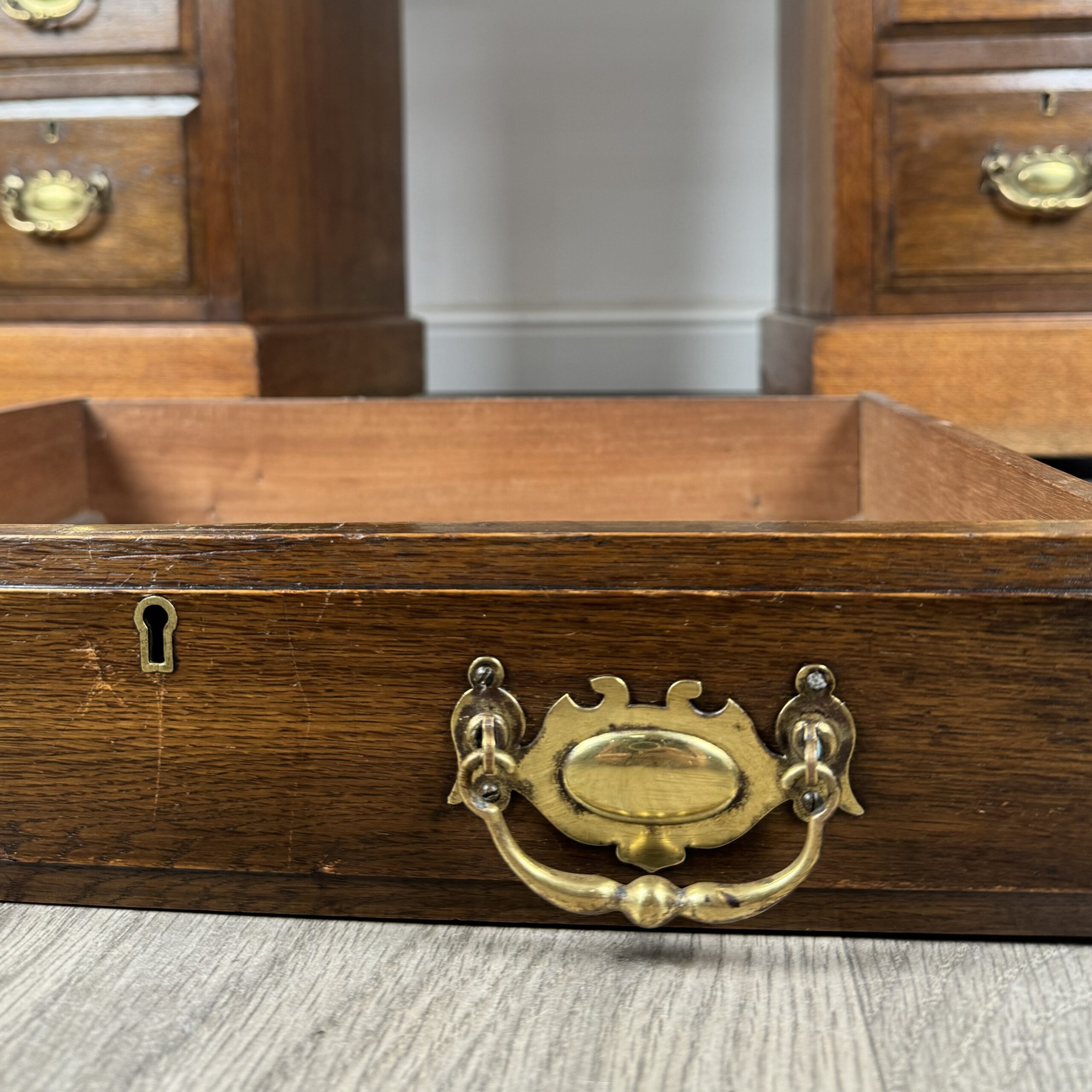 Antique 20th Century Pedestal Desk In Walnut
