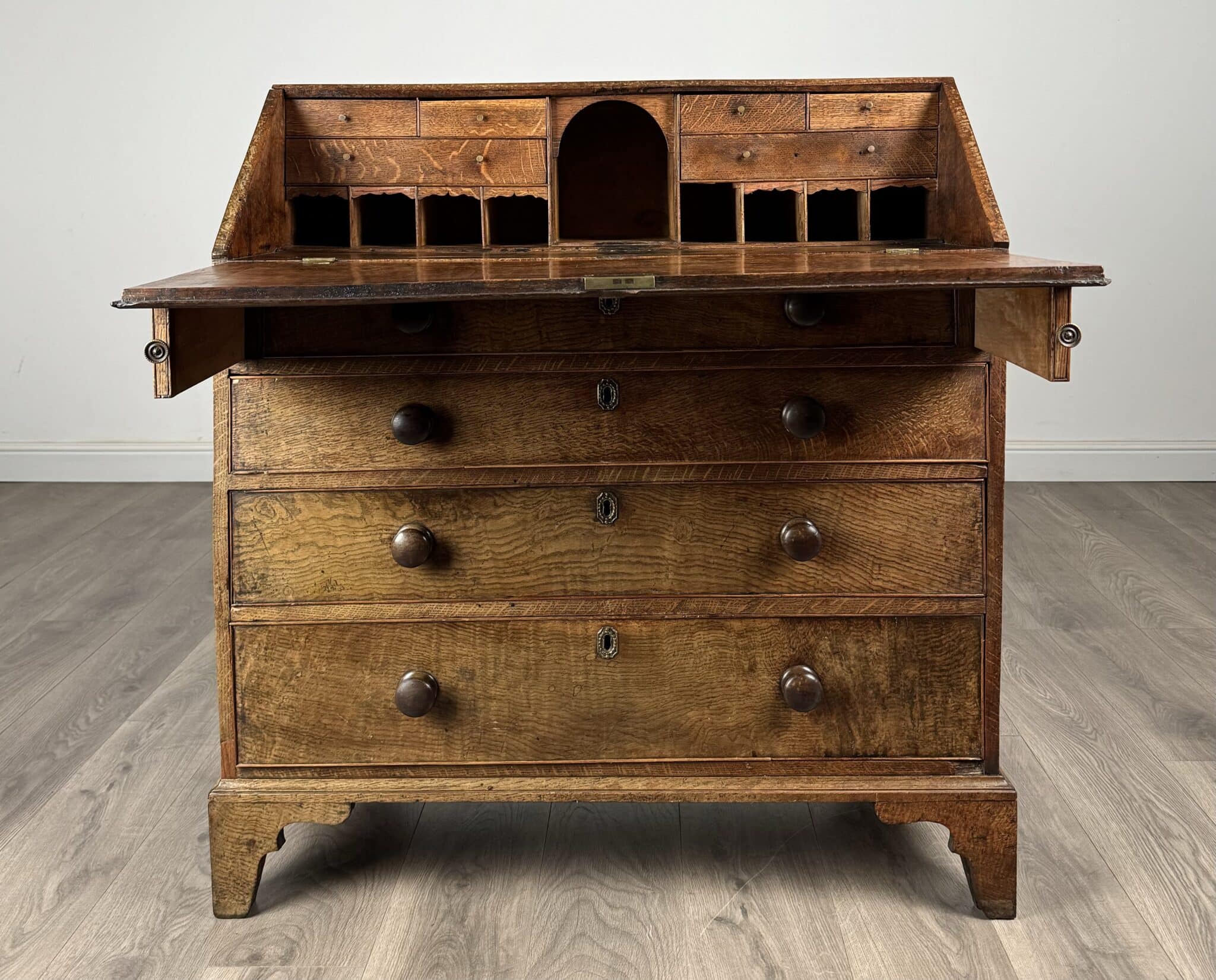 Antique 18th Century Good Quality Bureau In Oak