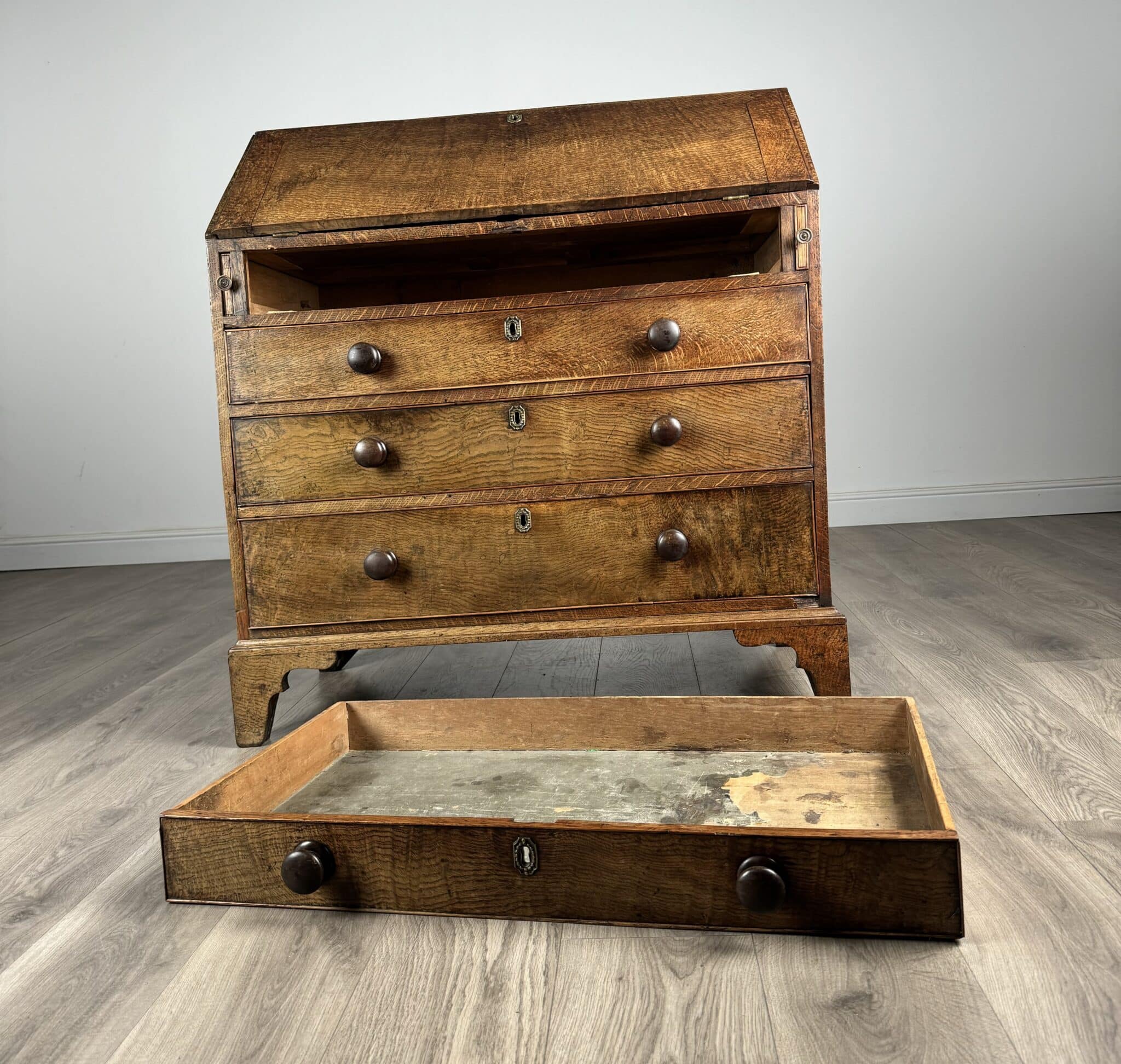 Antique 18th Century Good Quality Bureau In Oak