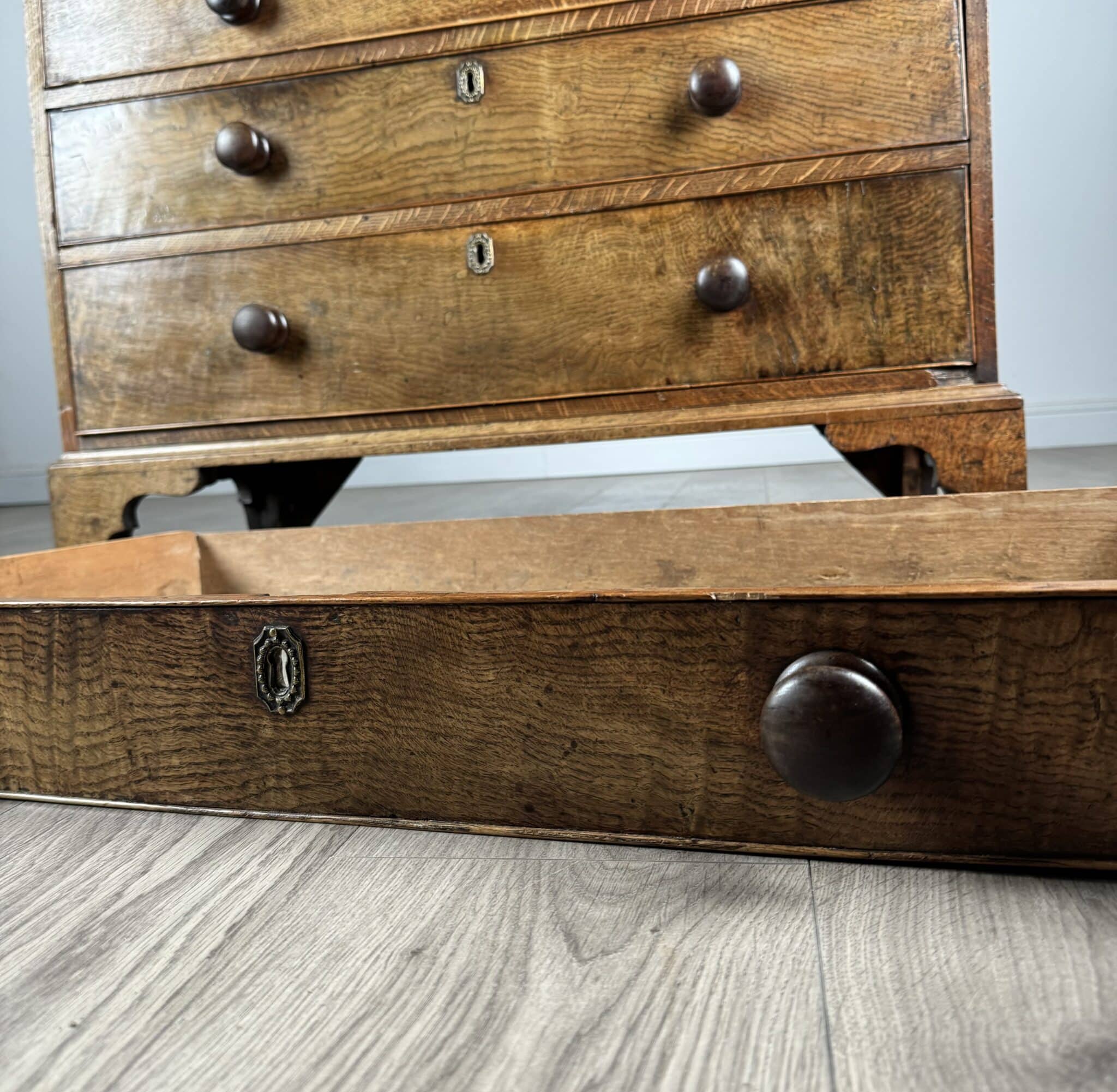 Antique 18th Century Good Quality Bureau In Oak