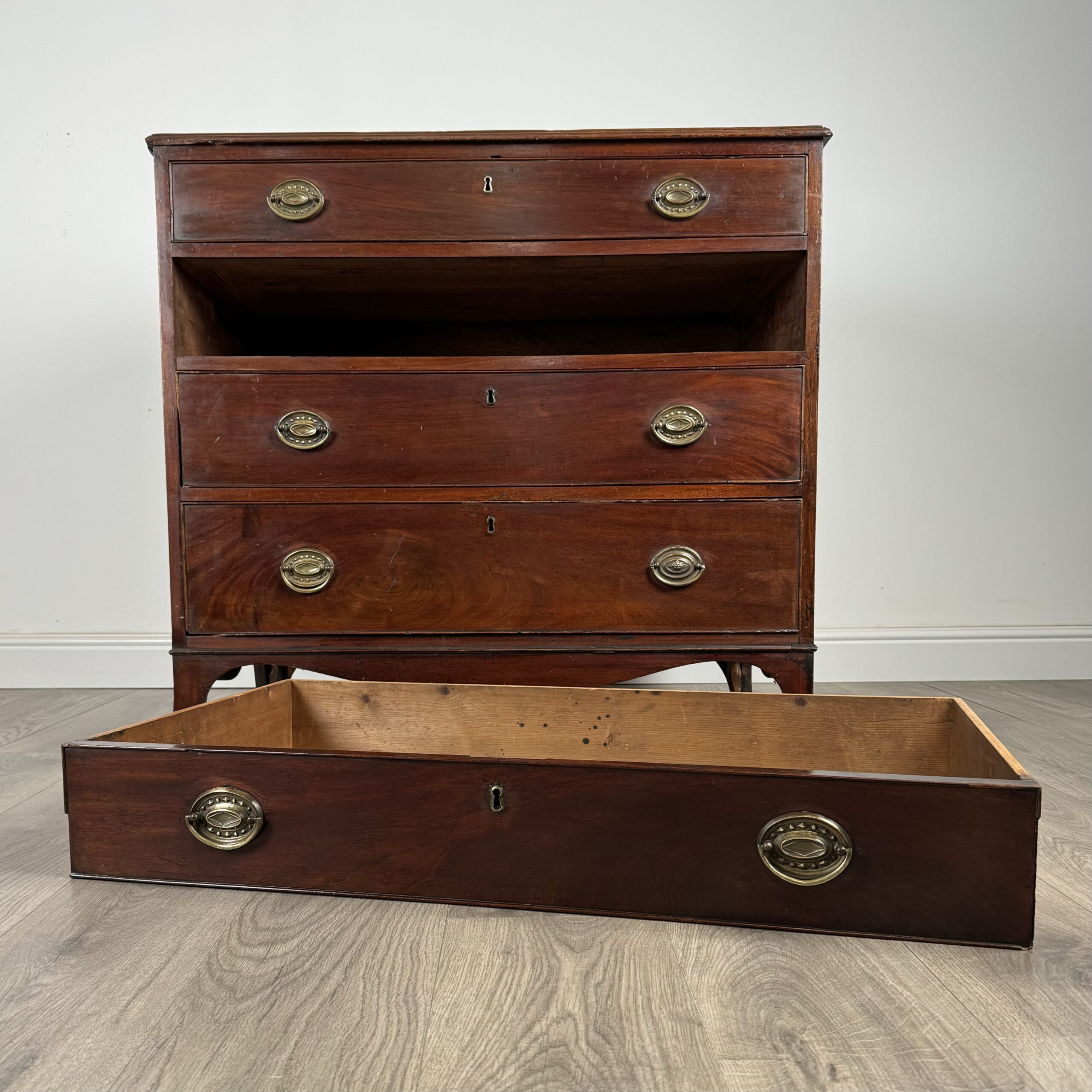 Antique 18th Century Chest Of Drawers In Mahogany
