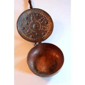 1910s - antique bed warmer made of copper/brass with a wooden handle