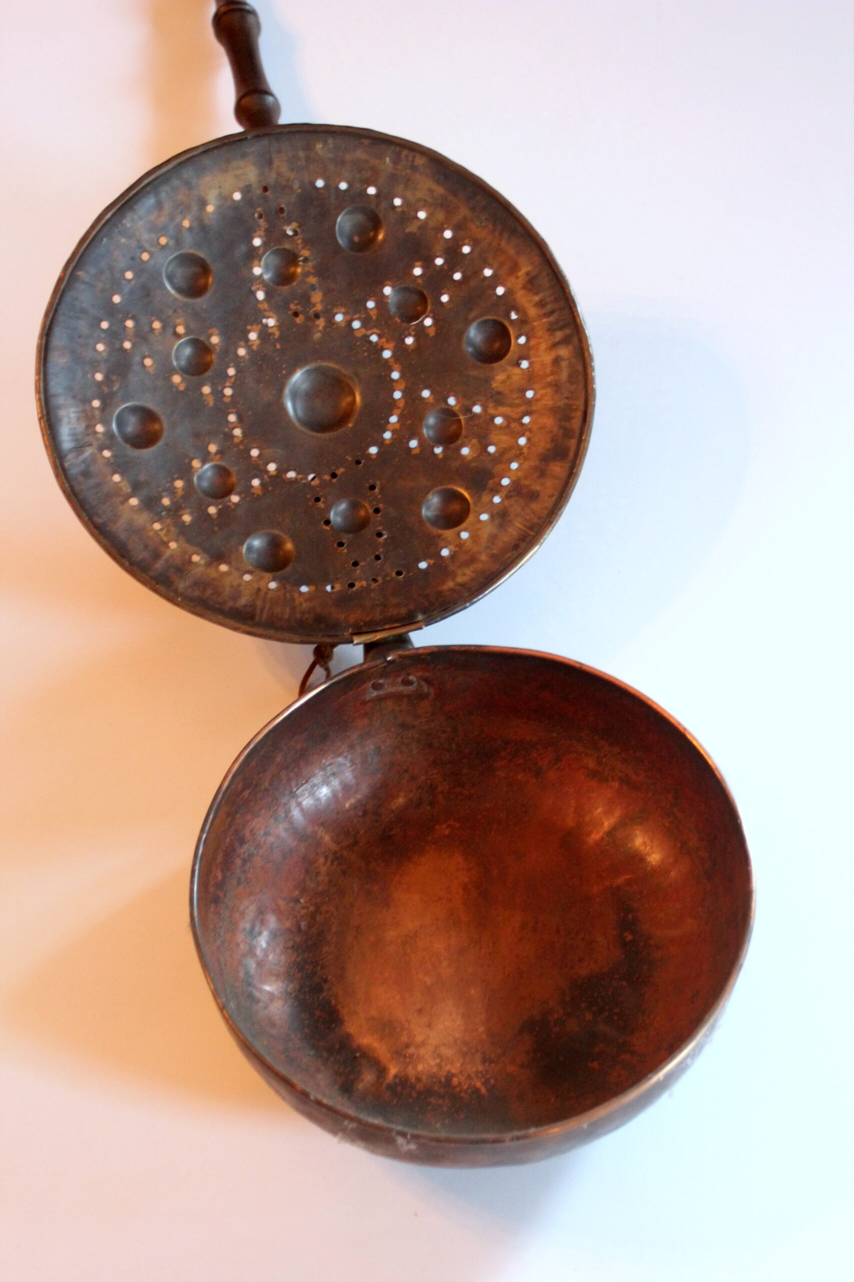 1910s - antique bed warmer made of copper/brass with a wooden handle