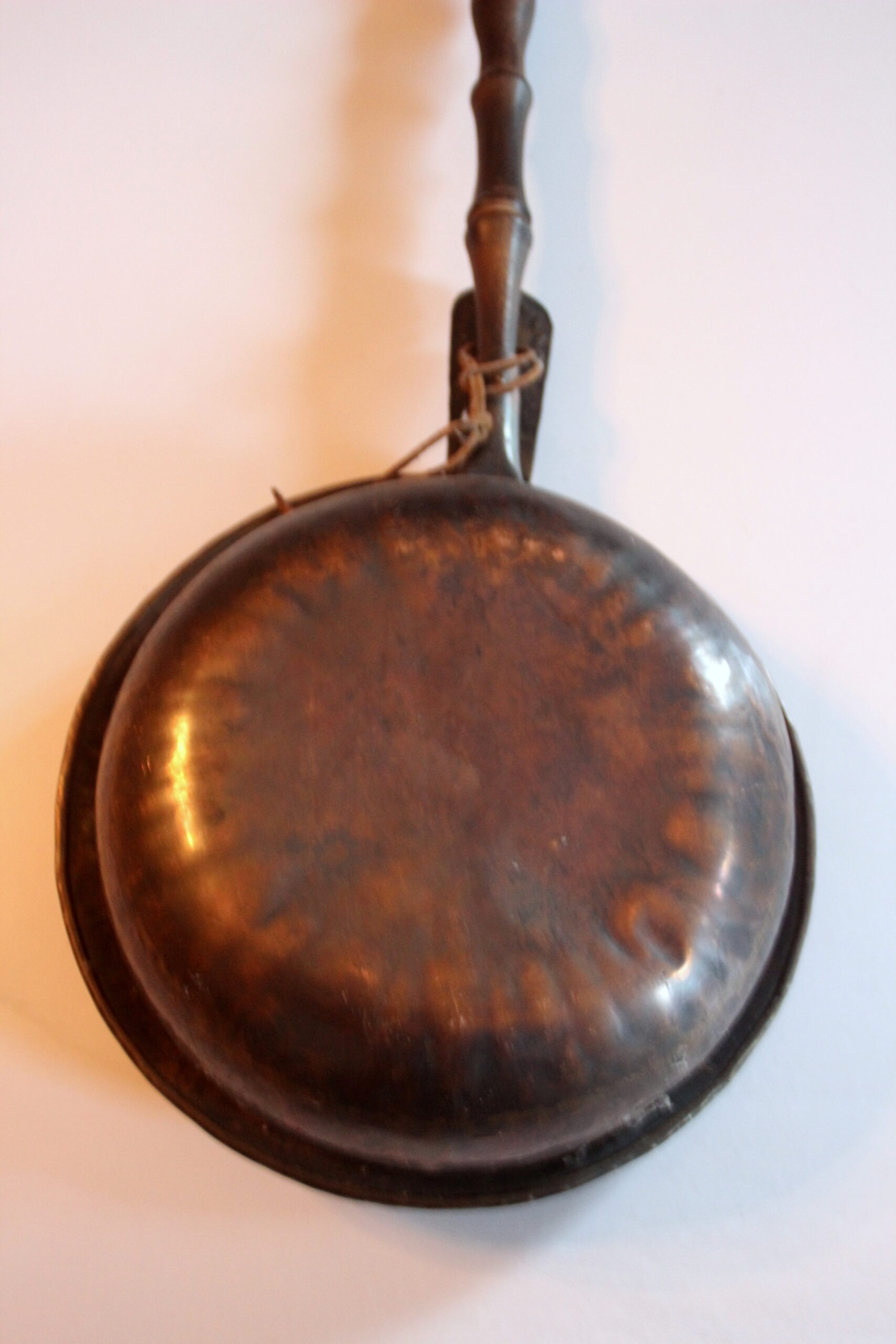 1910s - antique bed warmer made of copper/brass with a wooden handle