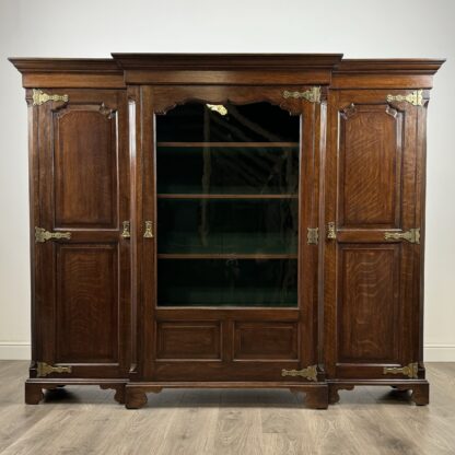 Antique 20th Century Fine Quality Cabinet In Oak