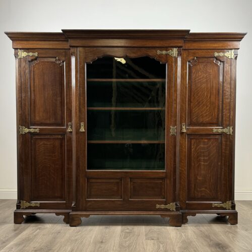 Antique 20th Century Fine Quality Cabinet In Oak