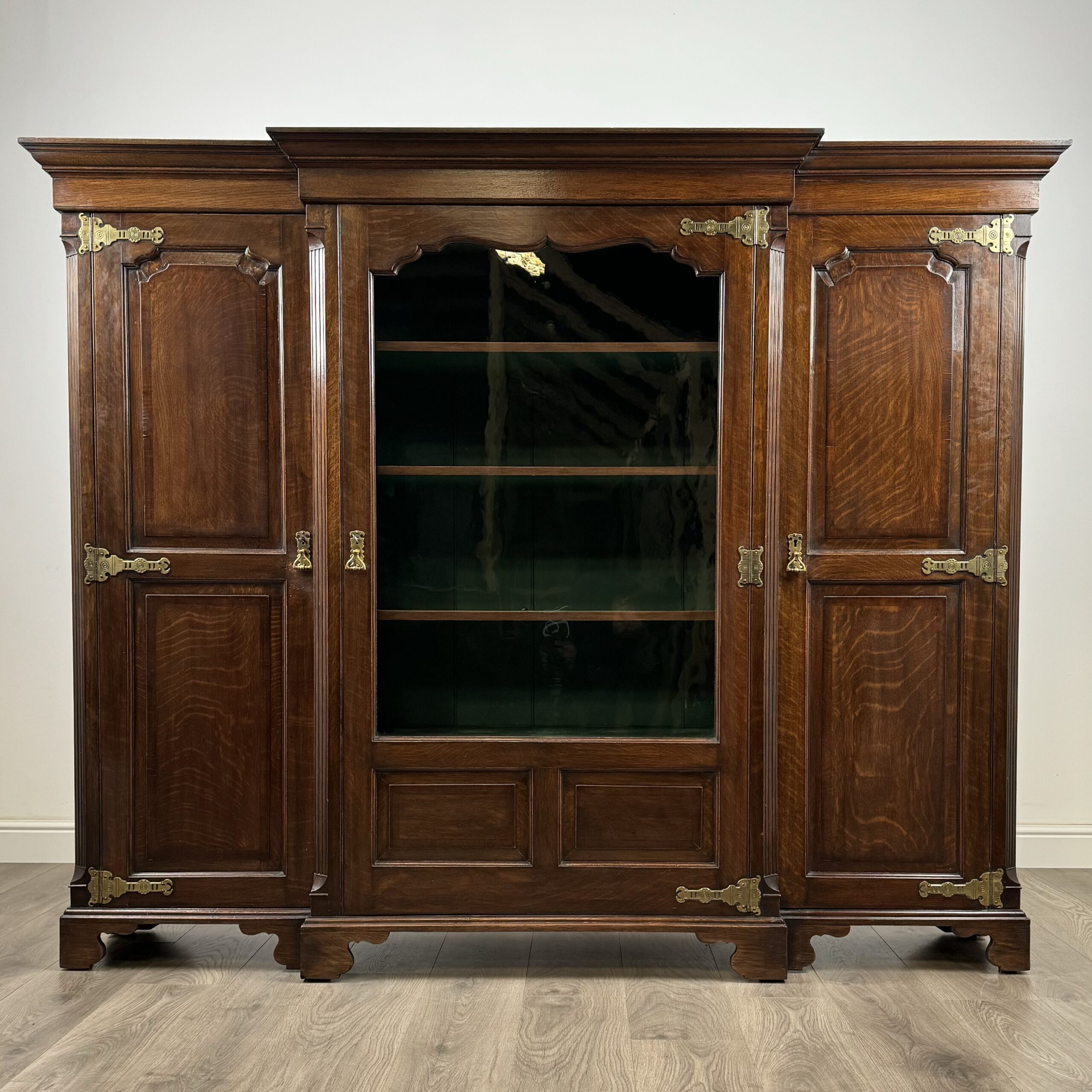 Antique 20th Century Fine Quality Cabinet In Oak