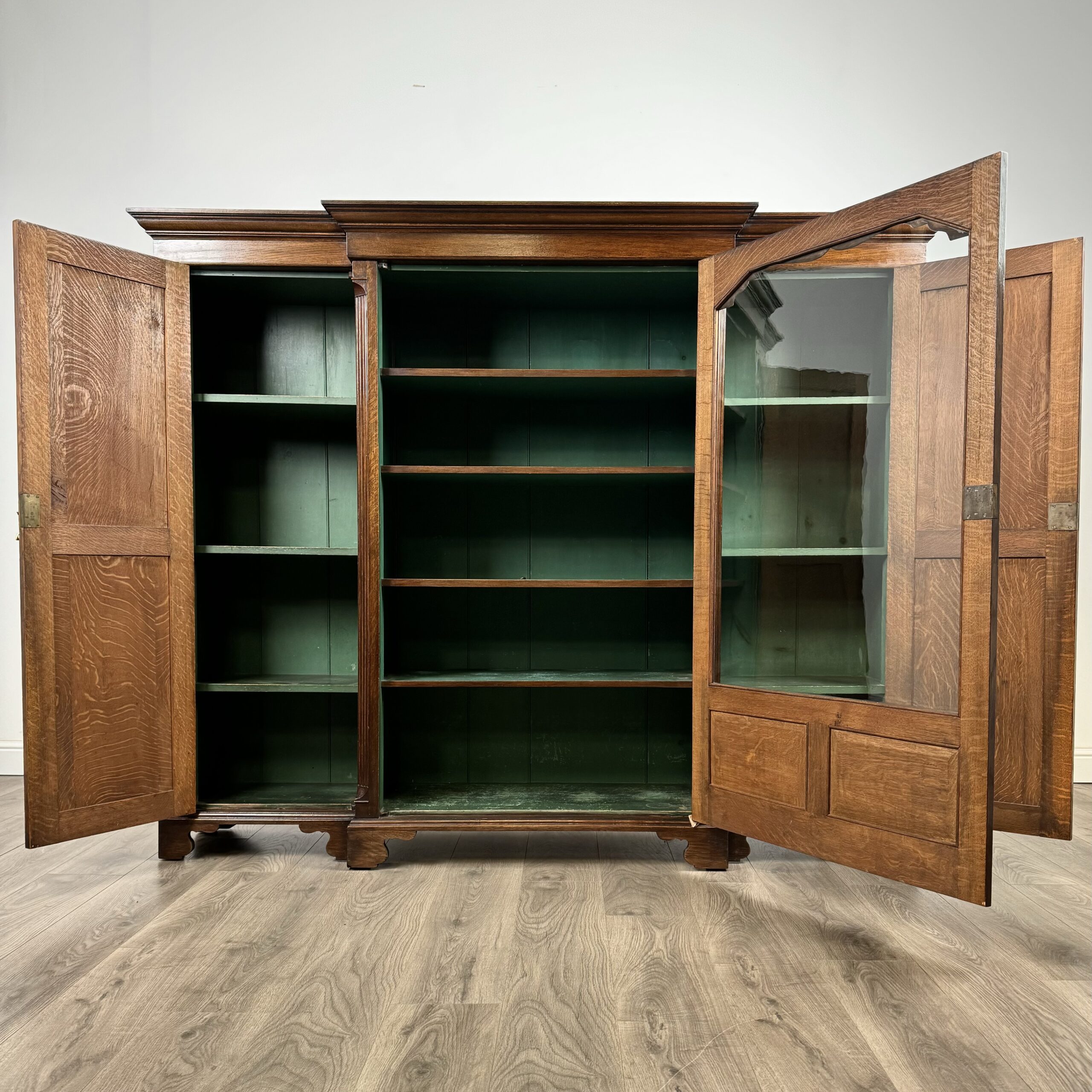 Antique 20th Century Fine Quality Cabinet In Oak