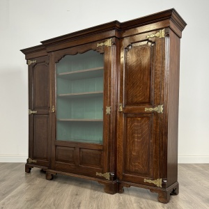 Antique 20th Century Fine Quality Cabinet In Oak