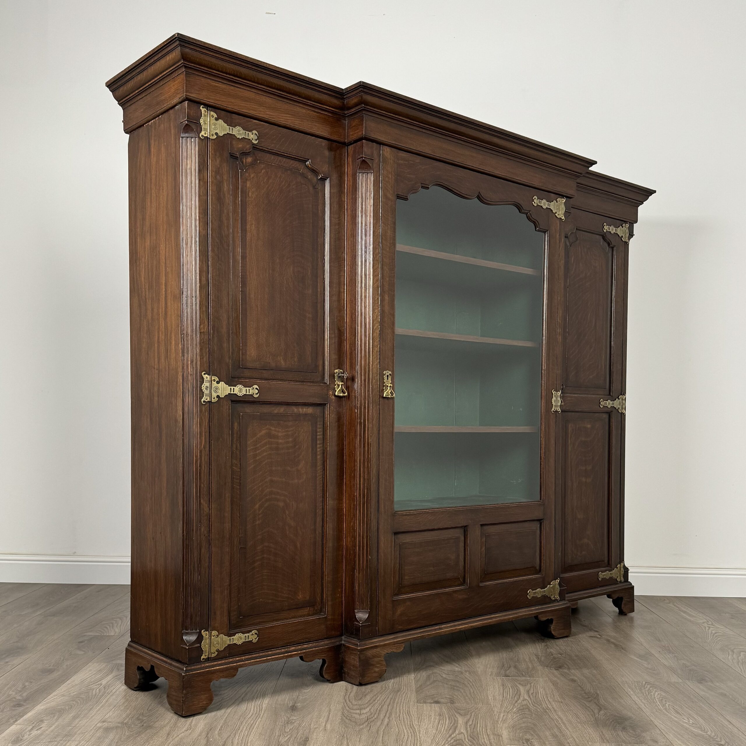 Antique 20th Century Fine Quality Cabinet In Oak