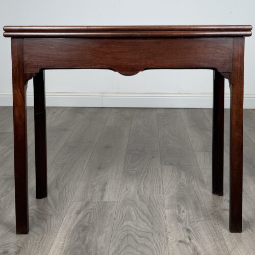 Antique 18th Century Fold Over Tea Table In Mahogany