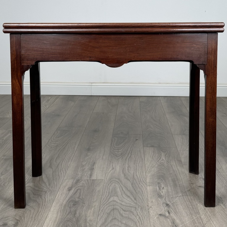 Antique 18th Century Fold Over Tea Table In Mahogany