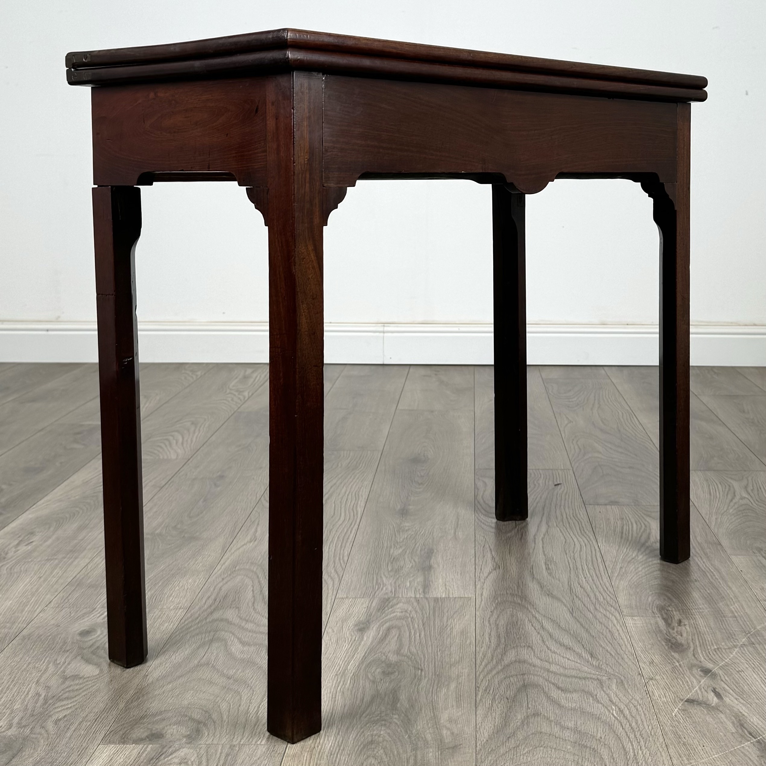 Antique 18th Century Fold Over Tea Table In Mahogany