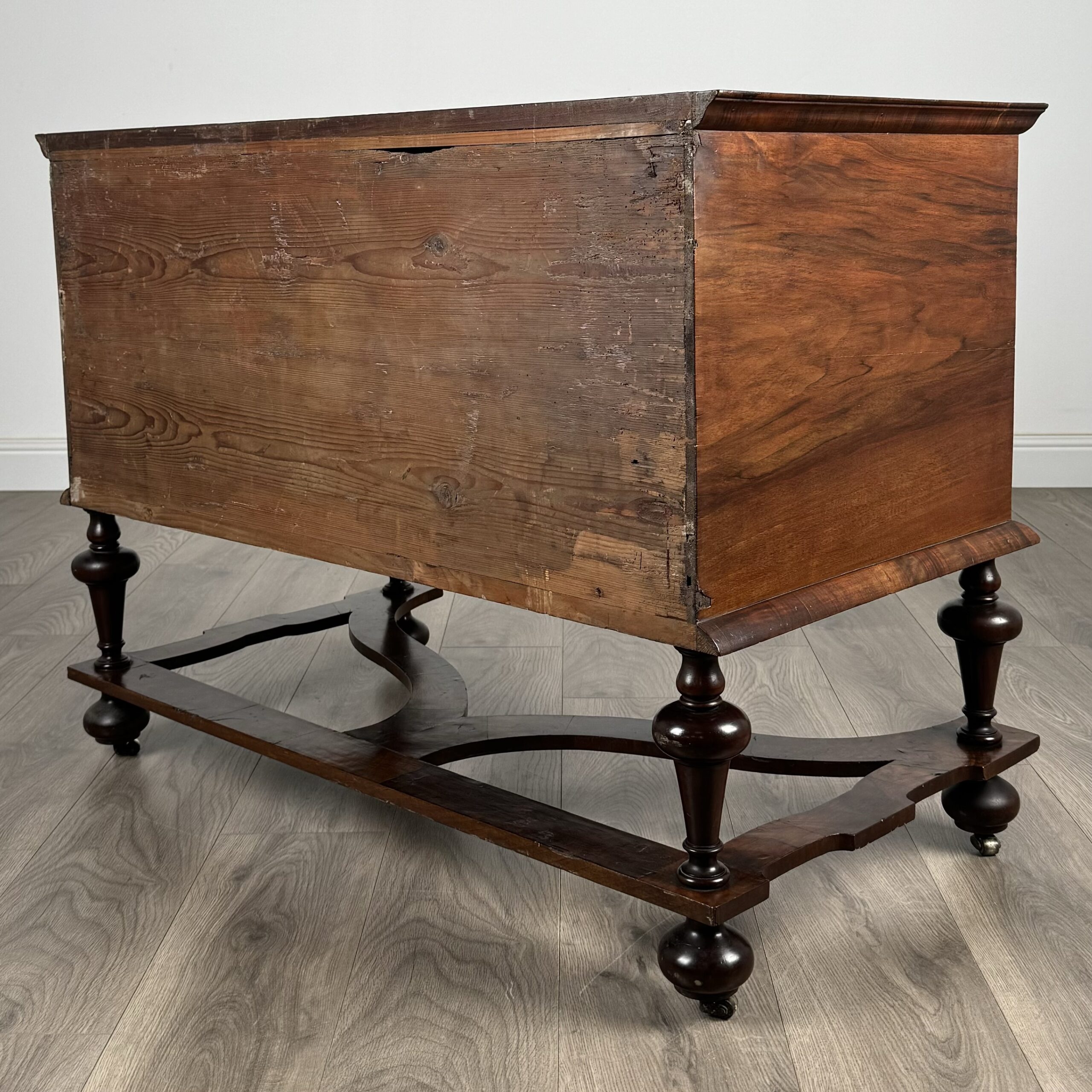 Antique 17th Century William And Mary Chest Of Drawers In Walnut