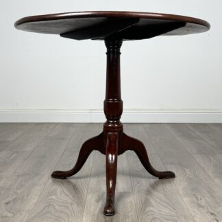 Antique 18th Century Tilt Top Table In Mahogany