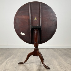Antique 18th Century Tilt Top Table In Mahogany