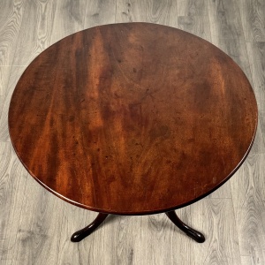 Antique 18th Century Tilt Top Table In Mahogany