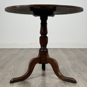 Antique 18th Century Tilt Top Table In Oak