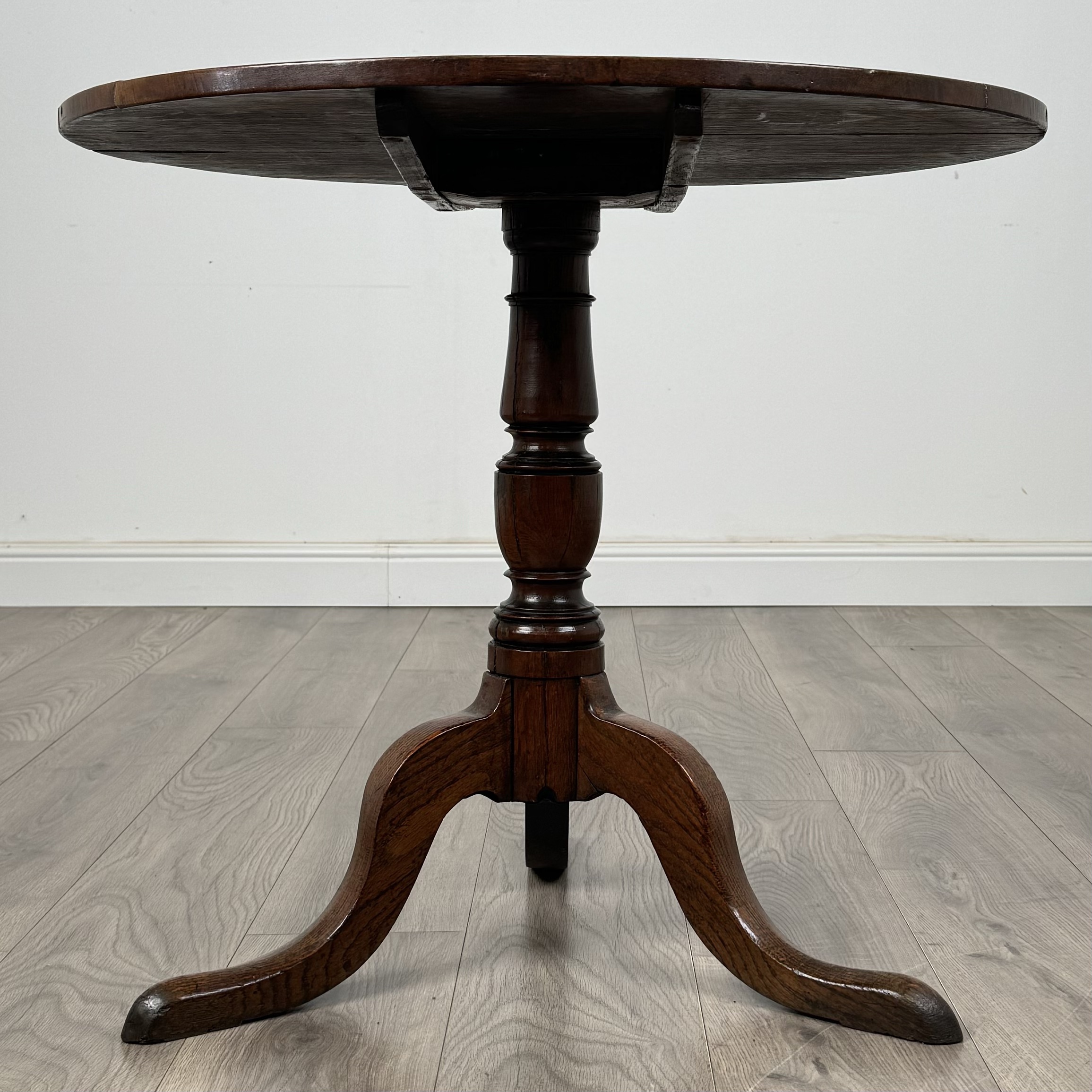 Antique 18th Century Tilt Top Table In Oak