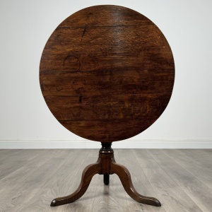 Antique 18th Century Tilt Top Table In Oak