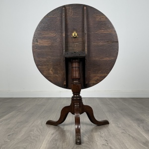 Antique 18th Century Tilt Top Table In Oak