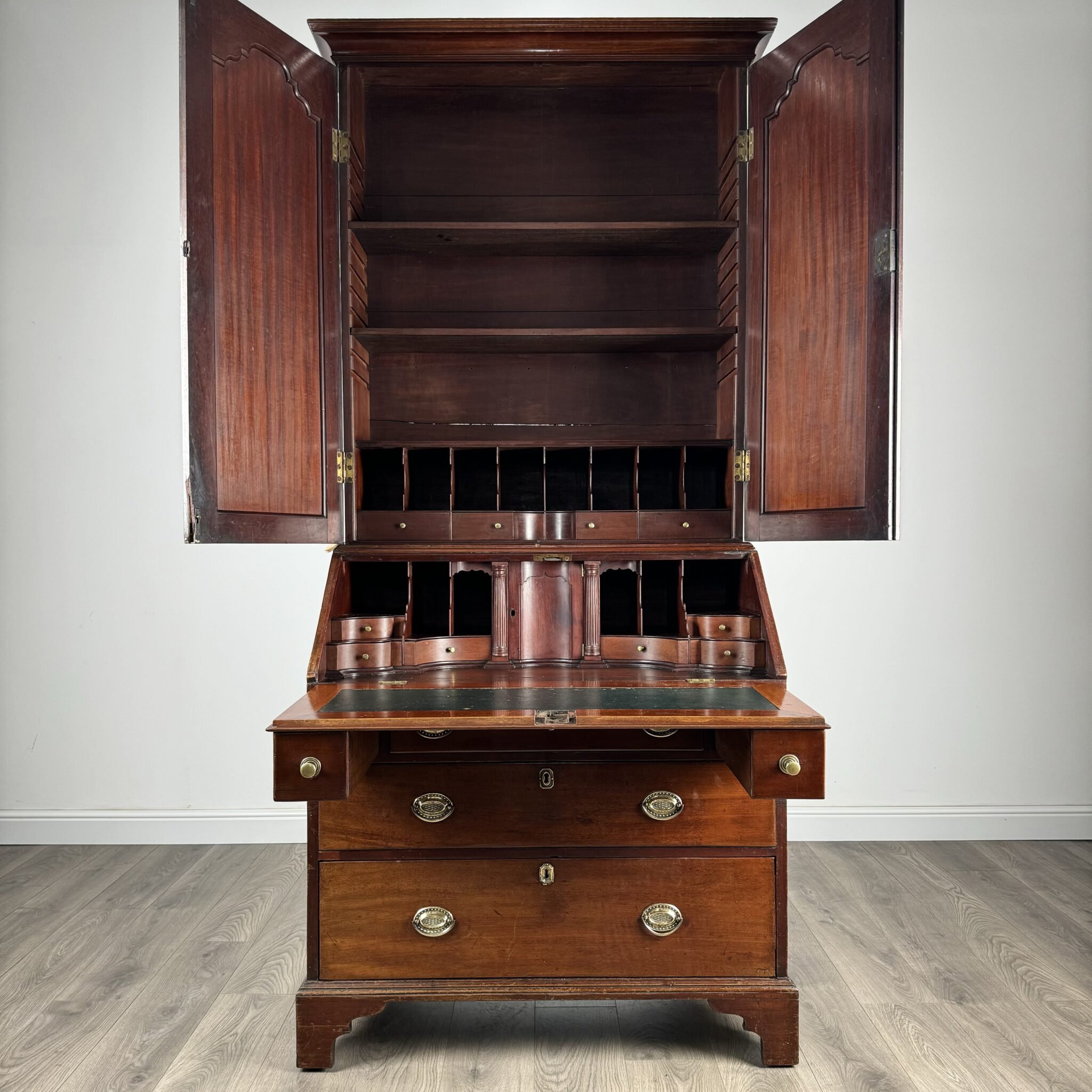 Antique 18th Century Fine Quality Bureau Bookcase In Mahogany