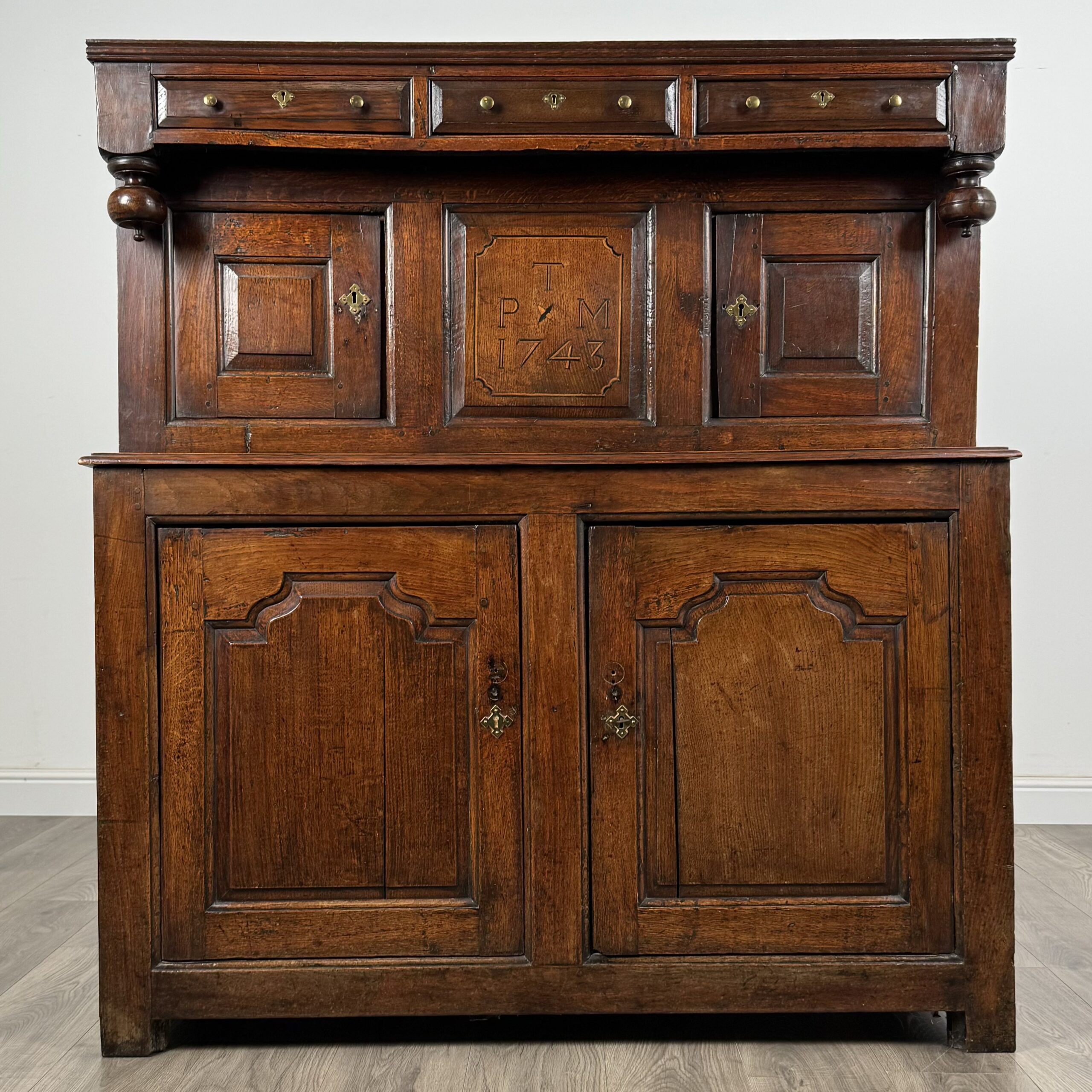 Antique 18th Century Welsh Deuddarn Cupboard In Oak