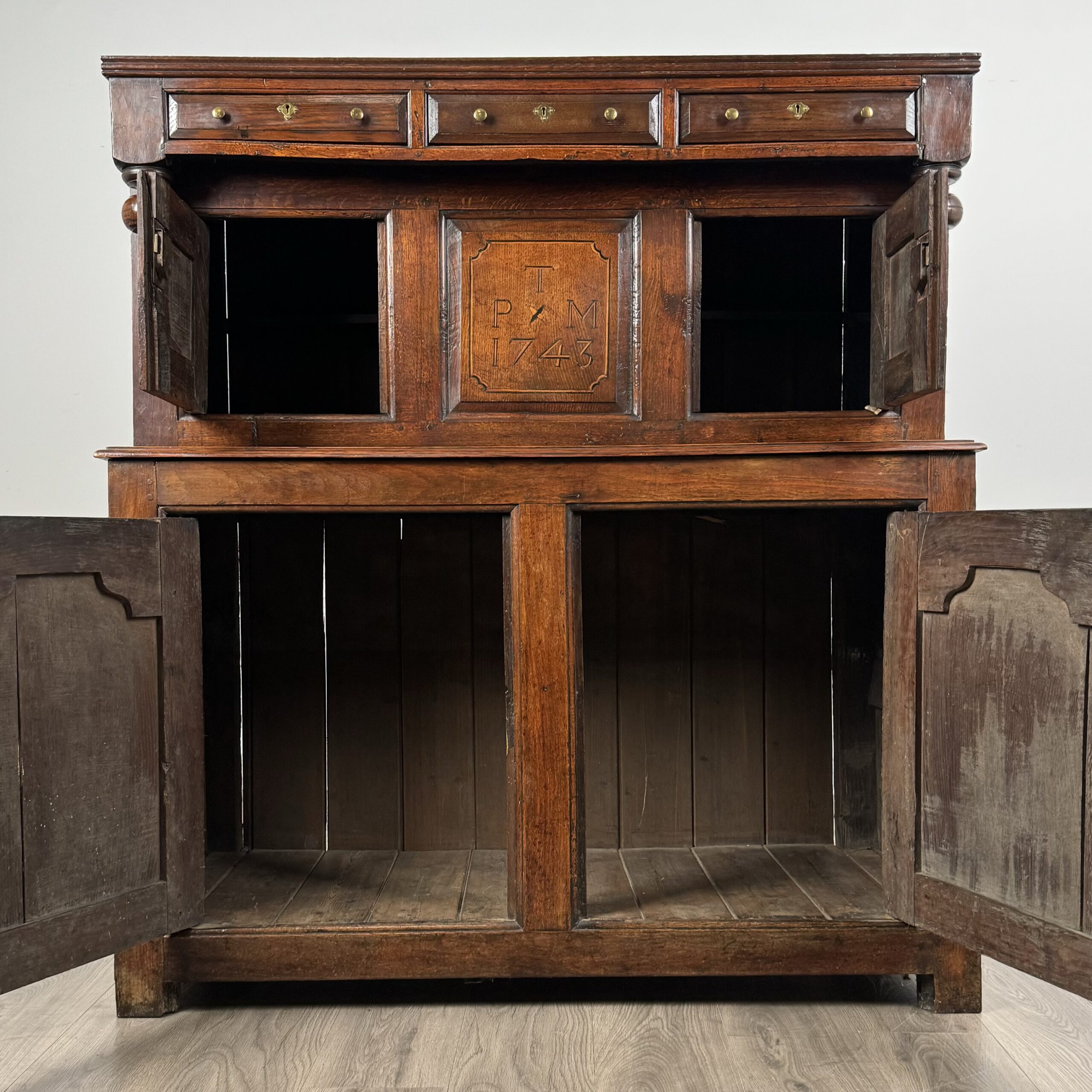 Antique 18th Century Welsh Deuddarn Cupboard In Oak