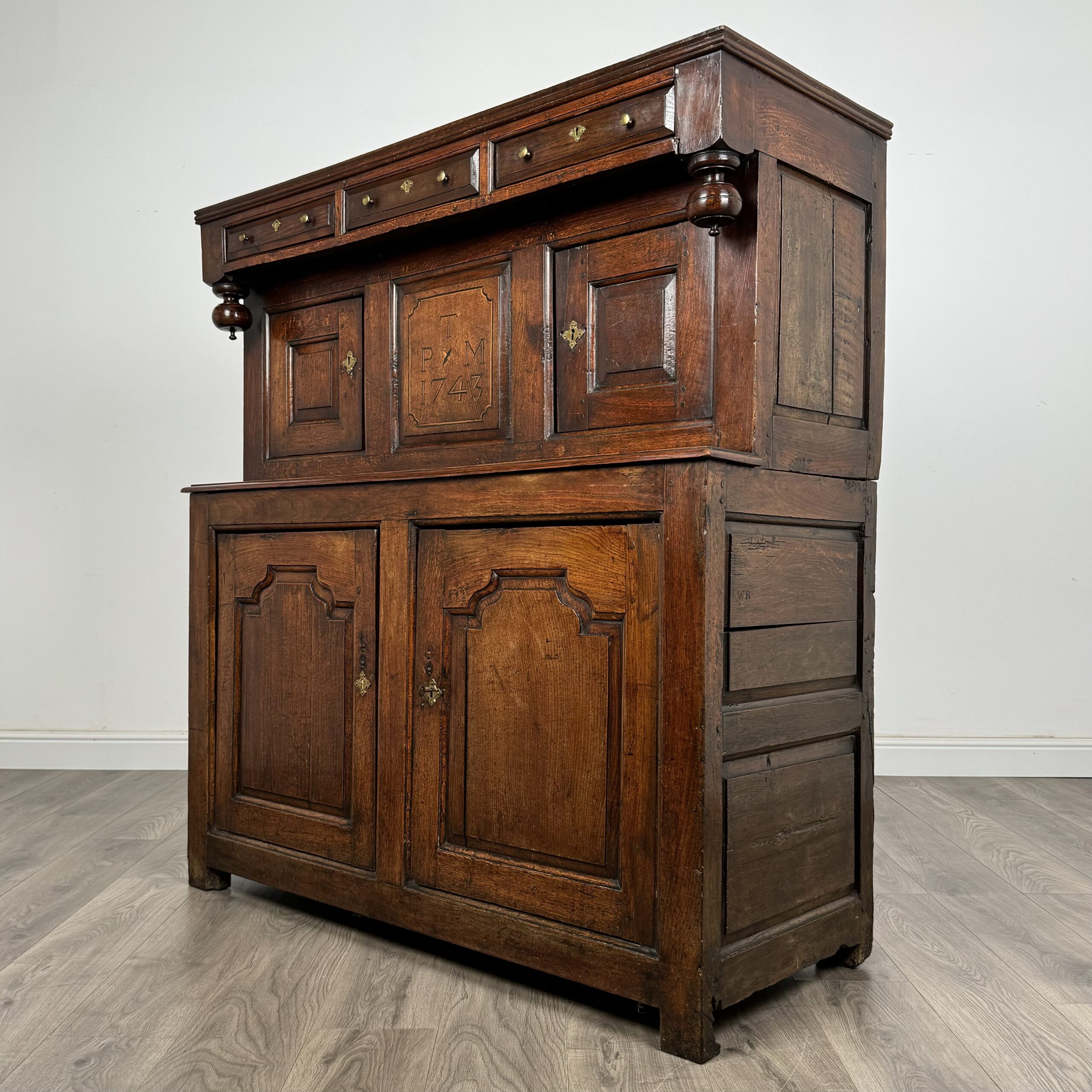 Antique 18th Century Welsh Deuddarn Cupboard In Oak