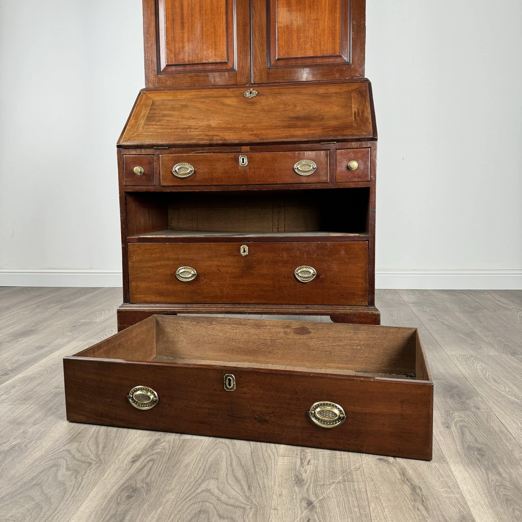 Antique 18th Century Fine Quality Bureau Bookcase In Mahogany