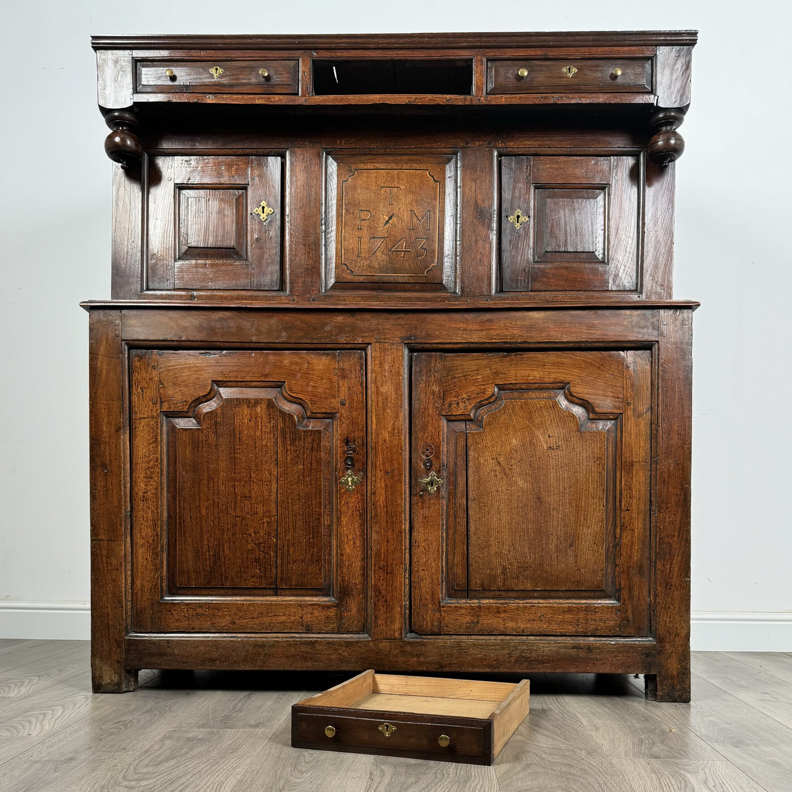 Antique 18th Century Welsh Deuddarn Cupboard In Oak