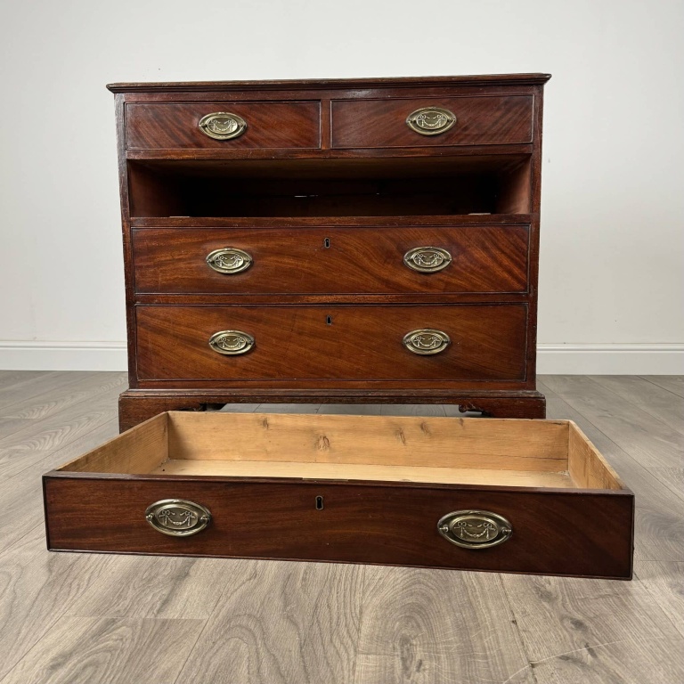 Antique 18th Century Chest Of Drawers In Mahogany - Image 10