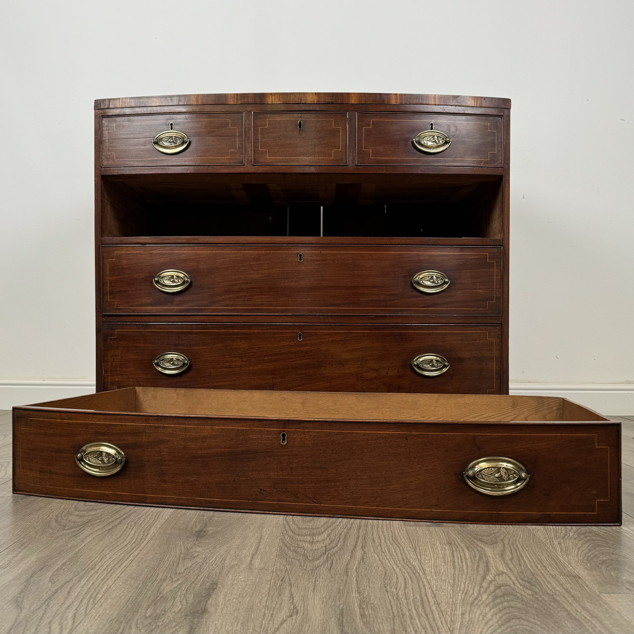 Antique 18th Century Bow Front Chest Of Drawers In Mahogany