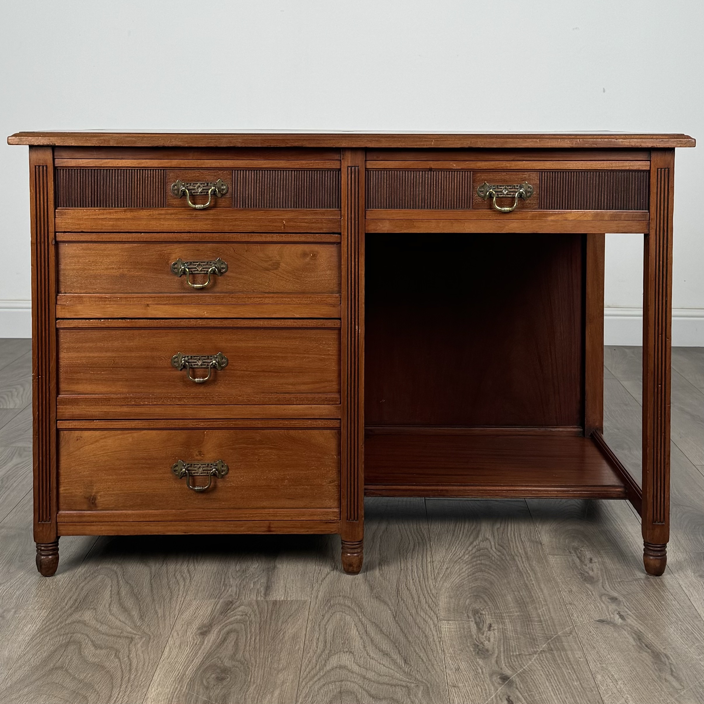 Antique 20th Century Single Pedestal Desk In Walnut