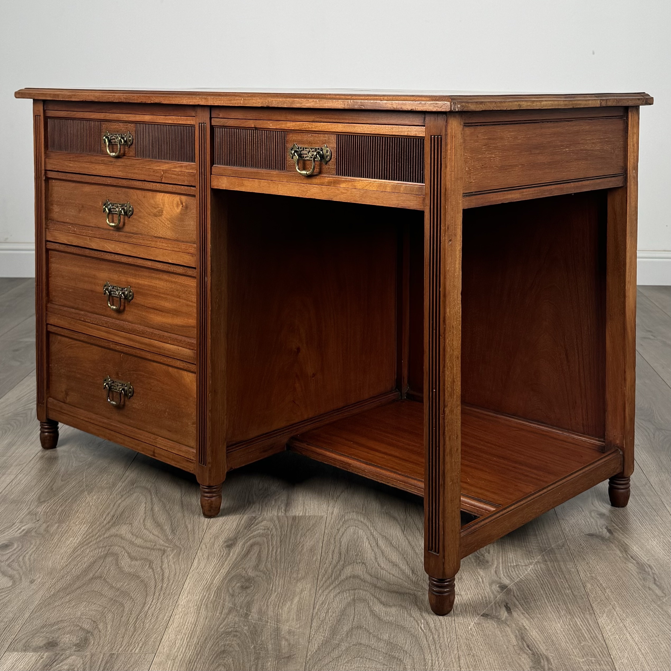Antique 20th Century Single Pedestal Desk In Walnut