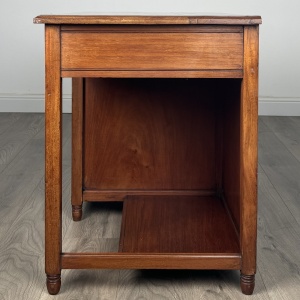 Antique 20th Century Single Pedestal Desk In Walnut