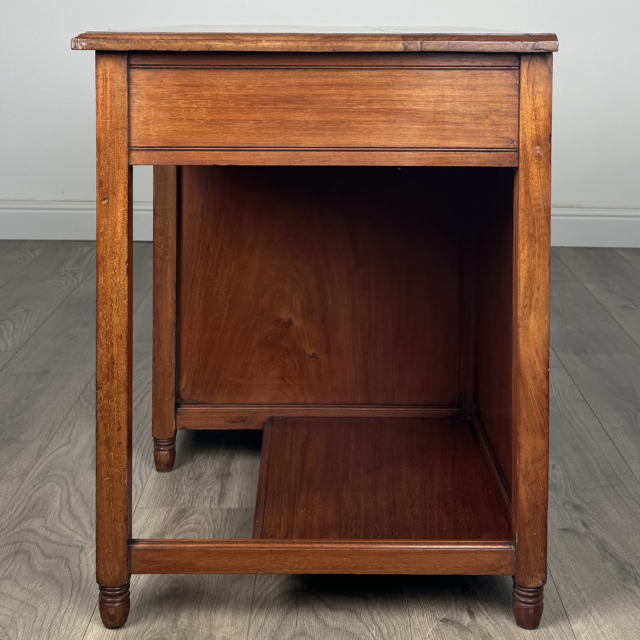 Antique 20th Century Single Pedestal Desk In Walnut