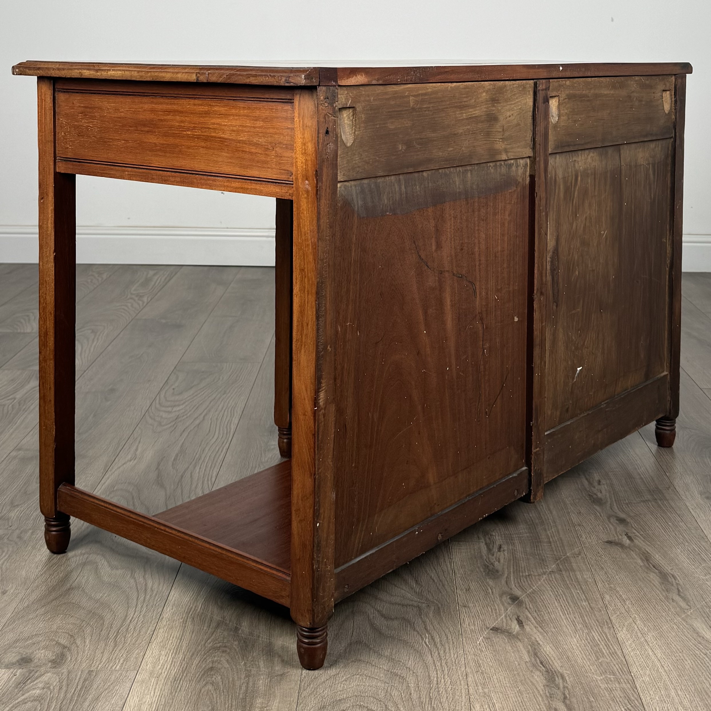 Antique 20th Century Single Pedestal Desk In Walnut