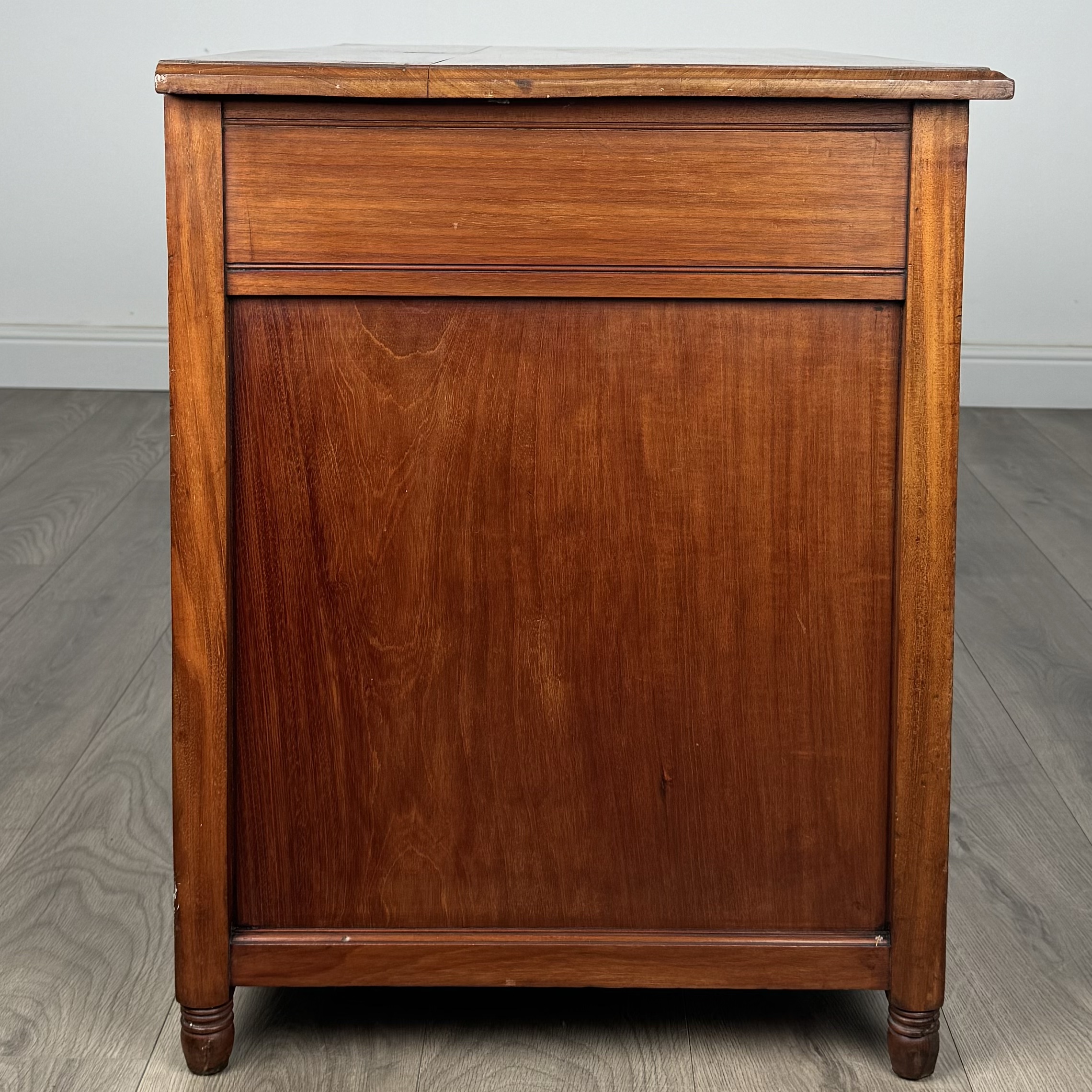 Antique 20th Century Single Pedestal Desk In Walnut