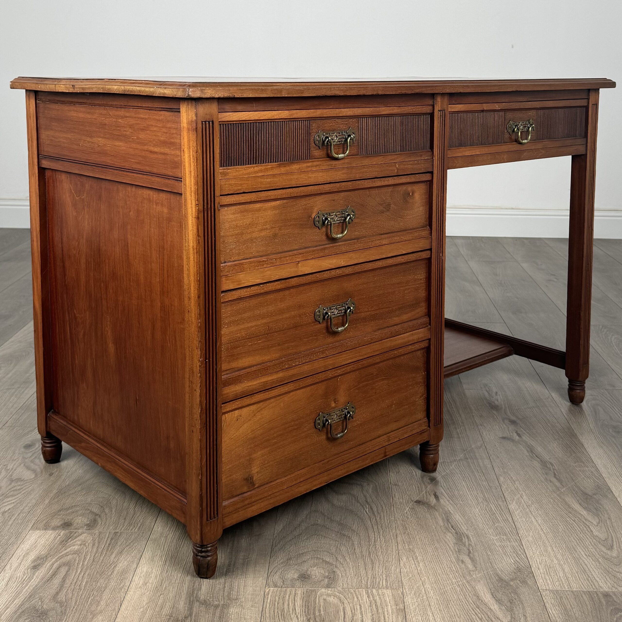 Antique 20th Century Single Pedestal Desk In Walnut