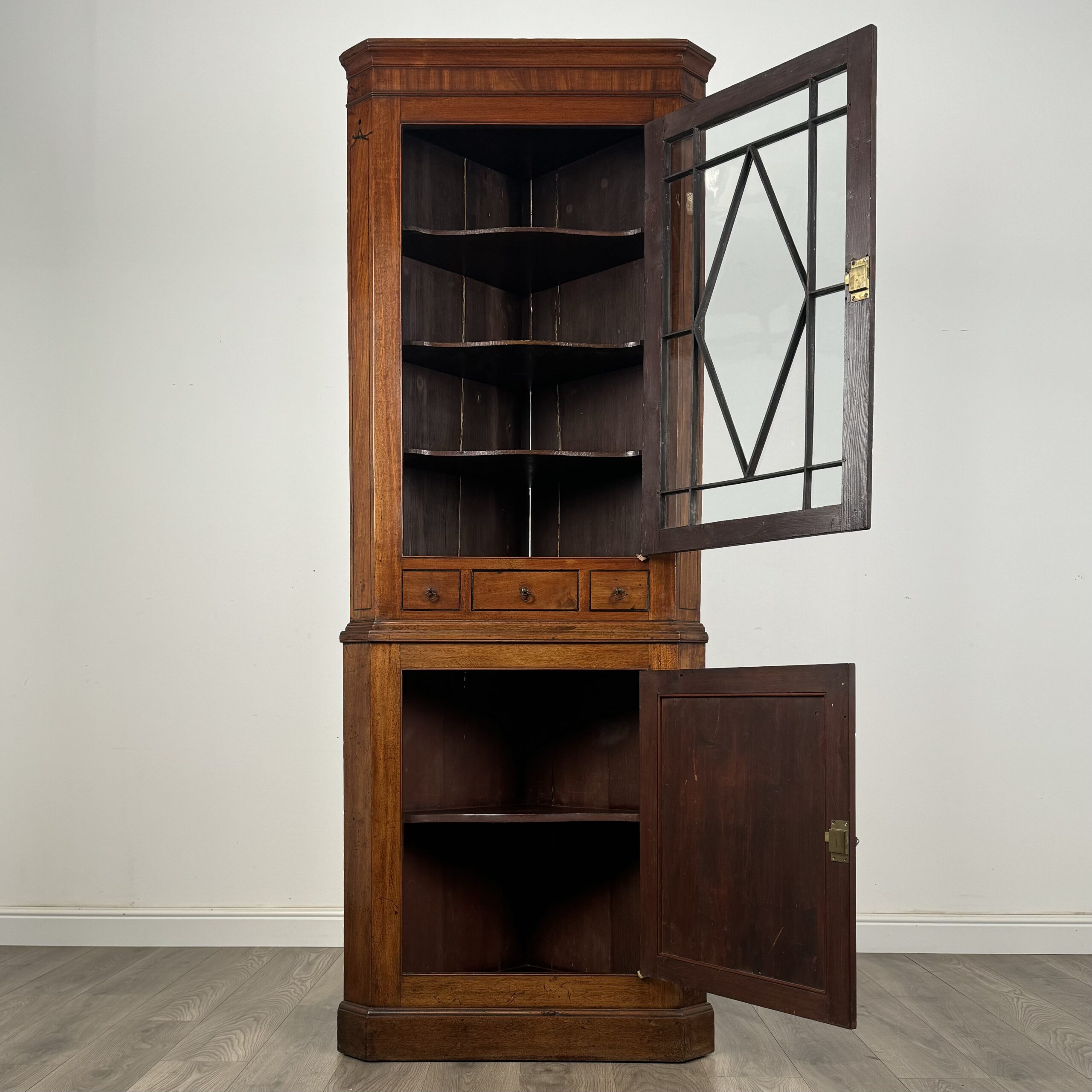 Antique Early 19th Century Corner Cabinet In Mahogany