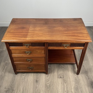 Antique 20th Century Single Pedestal Desk In Walnut