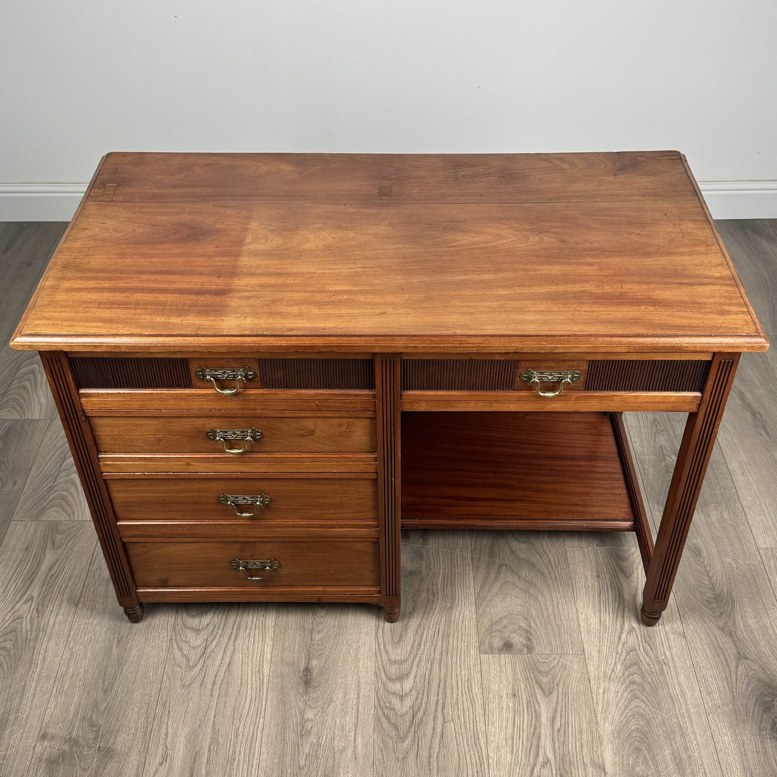 Antique 20th Century Single Pedestal Desk In Walnut